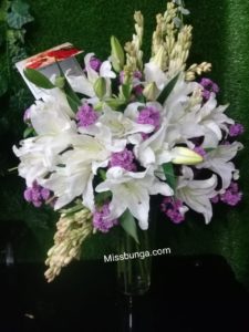 Bunga Vase Valentine Lily Putih Mix Sedap Malem