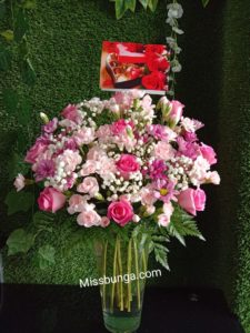 Bunga Vase Valentine Nuansa Mawar Pink