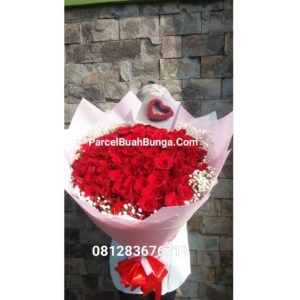 Handbouquet Rose Valentine 100 tangkai